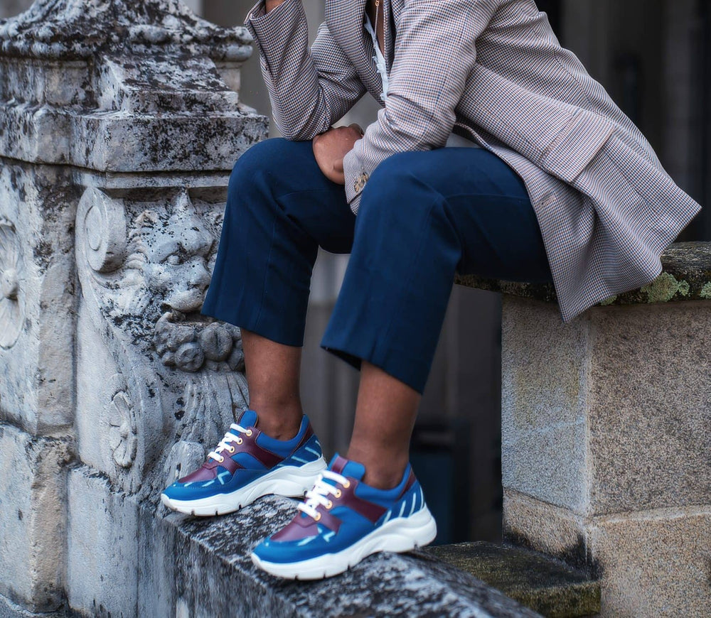 Sneakers KIATEMA bleues - cuir et tissu bogolan - vue chaussure portée - HIMBA Fashion