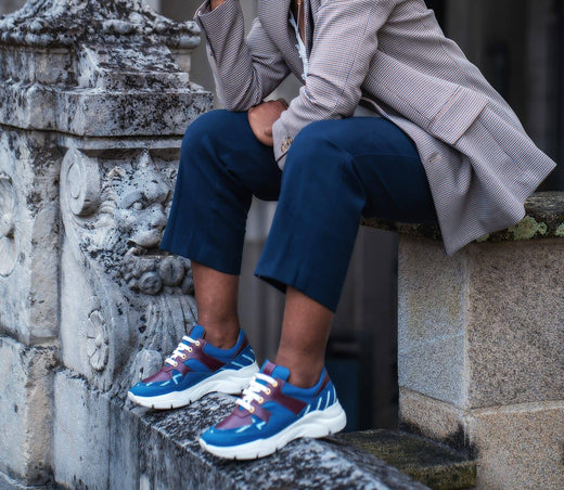Sneakers KIATEMA bleues - cuir et tissu bogolan - vue chaussure portée - HIMBA Fashion