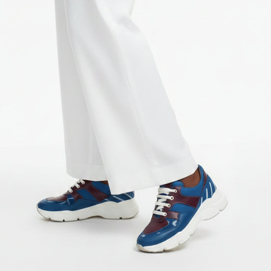Sneakers KIATEMA bleues - cuir et tissu bogolan - vue chaussure portée - HIMBA Fashion