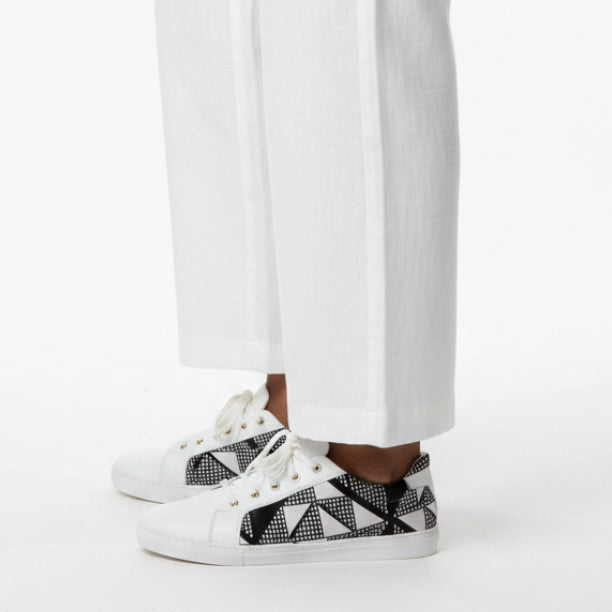 Sneakers KIVU blanches et noires - cuir - vue chaussure portée - HIMBA Fashion