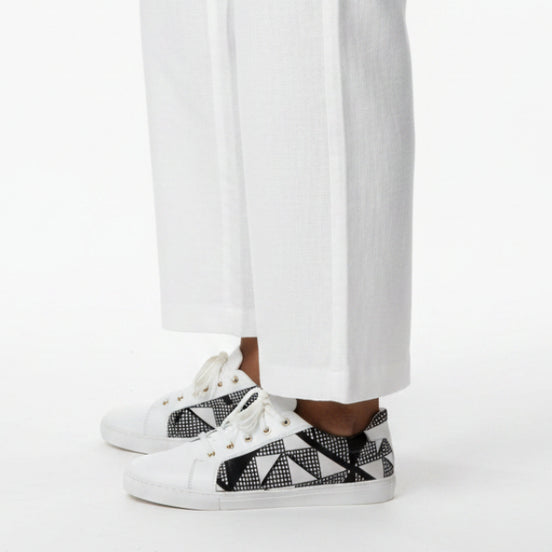 Sneakers KIVU blanches et noires - cuir - vue chaussure portée - HIMBA Fashion