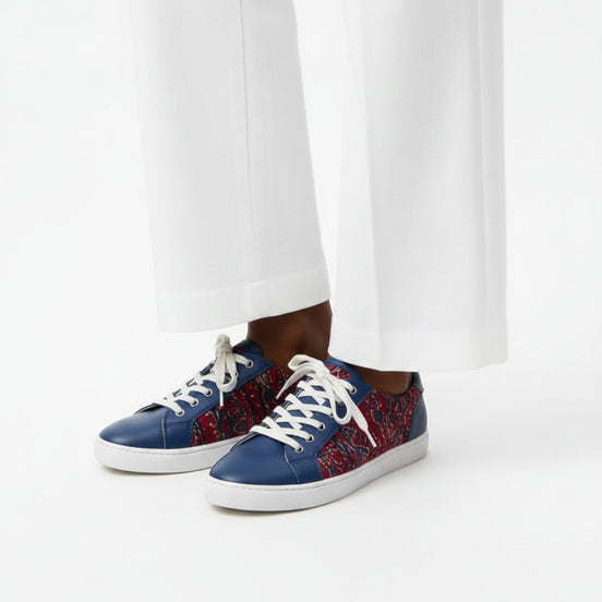 Sneakers MATADI bleues et multicolores - cuir et wax - vue chaussure portée - HIMBA Fashion