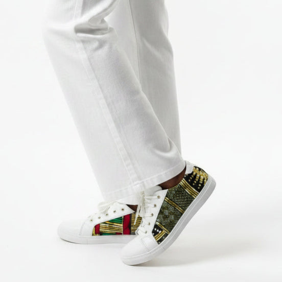Sneakers NAMIBE blanches et multicolores - cuir et wax - vue chaussure portée - HIMBA Fashion