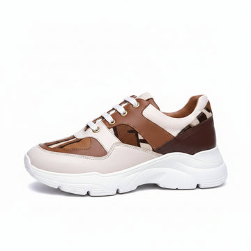 Sneakers UBUMINU blanc, beige et marron - cuir et tissu bogolan - vue de profil - HIMBA Fashion