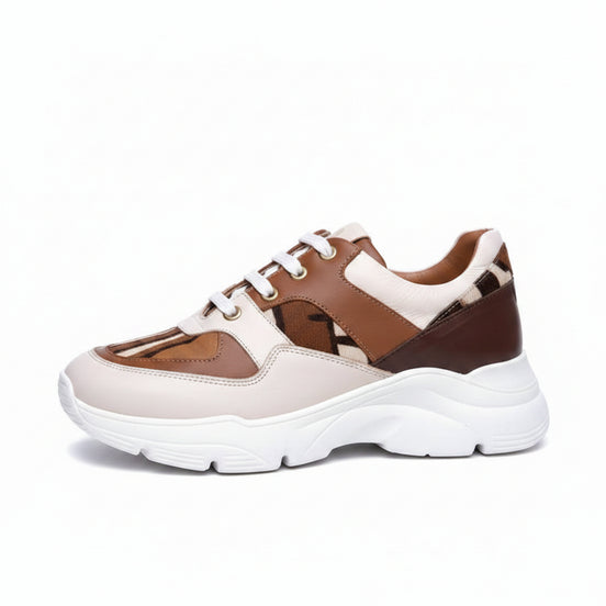 Sneakers UBUMINU blanc, beige et marron - cuir et tissu bogolan - vue de profil - HIMBA Fashion