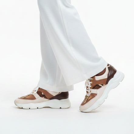 Sneakers UBUMINU blanc, beige et marrons - cuir et tissu bogolan - vue chaussure portée - HIMBA Fashion
