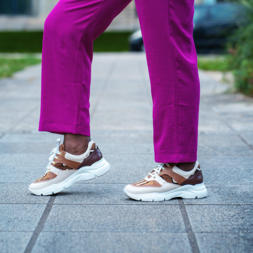 Sneakers UBUMINU blanc, beige et marrons - cuir et tissu bogolan - vue chaussure portée - HIMBA Fashion