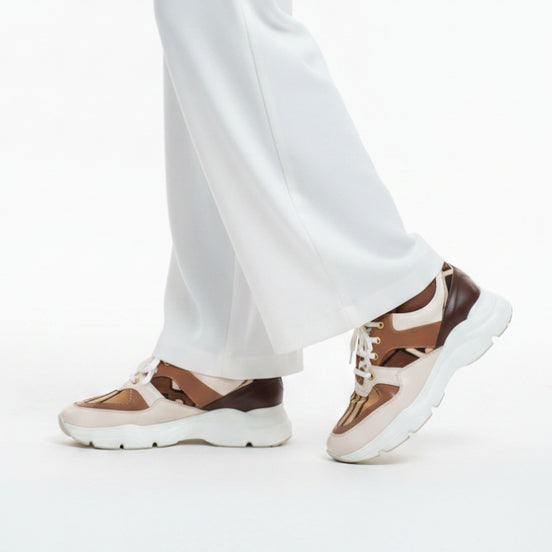 Sneakers UBUMINU blanc, beige et marrons - cuir et tissu bogolan - vue chaussure portée - HIMBA Fashion