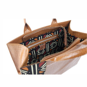 Himba Shoes - Le sac Pradi Himba grand format incarne l'élégance audacieuse avec son design en cuir imitation croco associé à un tissu Bogolan, soigneusement conçu avec des pigments naturels au Mali.