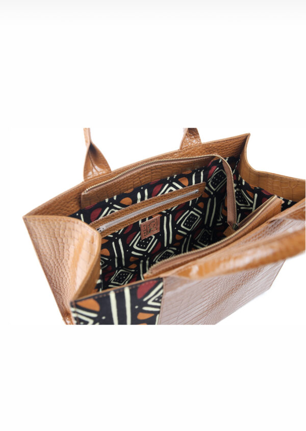 Himba Shoes - Le sac Pradi Himba grand format incarne l'élégance audacieuse avec son design en cuir imitation croco associé à un tissu Bogolan, soigneusement conçu avec des pigments naturels au Mali.