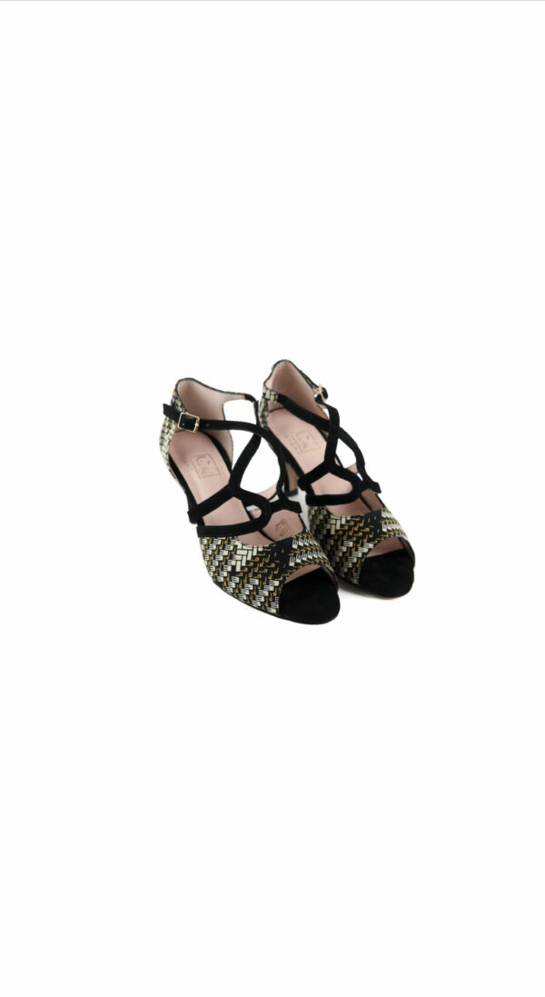 Himba Shoes - Danse Femme. Escarpins MAHE PRAIA en cuir et tissu ethnique Wax. Apportez une touche d’originalité à vos tenues avec des talons originaux et colorés, au quotidien ou pour danser car ils sont extrêmement confortables.