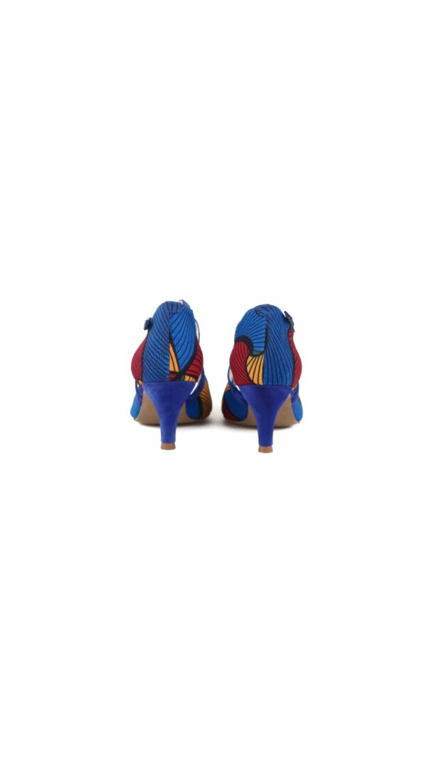 Chaussures de danse Femme Kizomba Mahé Bleu - Himba Shoes Électrisez la piste avec les Himba Shoes Mahé Bleu, des chaussures de danse fusionnant style électrique, tissu Wax africain, et confort ultime, fabriquées à la main au Portugal pour une expérience de danse inégalée.