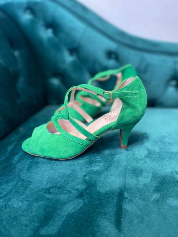 Chaussures de danse femme Kizomba Baraka en cuir véritable - HIMBA SHOES Les escarpins BARAHK en cuir retourné vert sont une fusion élégante de la passion de la danse et de l'audace. Faits à la main au Portugal, ces chaussures uniques offrent style et confort, parfaits pour exprimer votre singularité sur la piste de danse.