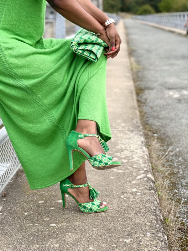 Chaussures de danse femme Kizomba JENGA 100% cuir et Wax - Himba ShoesChaussures de danse femme JENGA en cuir retourné vert et tissu ethnique Wax assorti. Apportez une touche d’originalité à vos tenues avec des talons originaux et colorés, au quotidien ou pour danser car ils sont extrêmement confortables. Ces chaussures sont idéales pour les amateurs de Kizomba, Semba et Ginga.