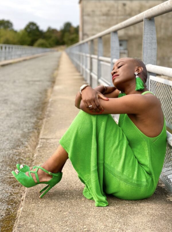 Chaussures de danse femme Kizomba Himba Shoes en cuir véritable vert. Confortables, éthiques, fabriquées artisanalement avec une qualité exceptionnelle. Explorez l'alliance parfaite de l'élégance et du confort pour vos moments de danse. Enfilez l'authenticité avec nos chaussures de danse BARAHK.
