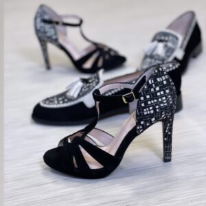 La chaussure WEZA est l'accessoire idéal pour danser avec style et élégance.