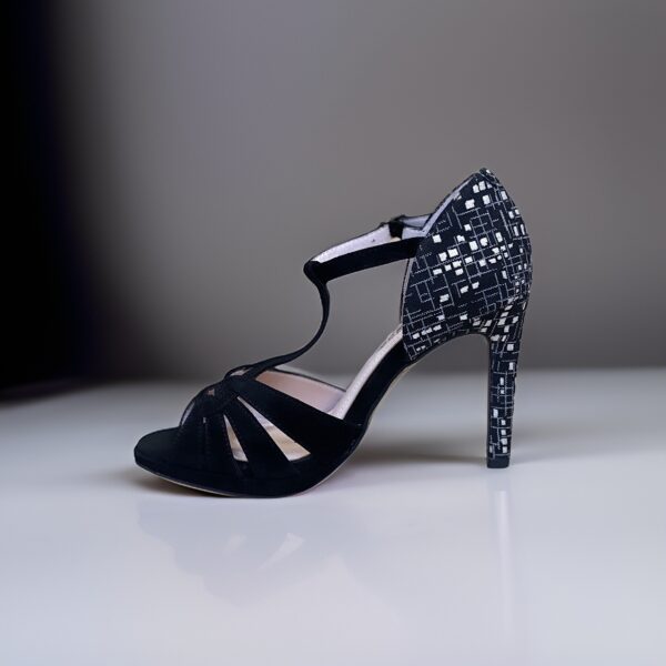 La chaussure WEZA est l'accessoire idéal pour danser avec style et élégance.